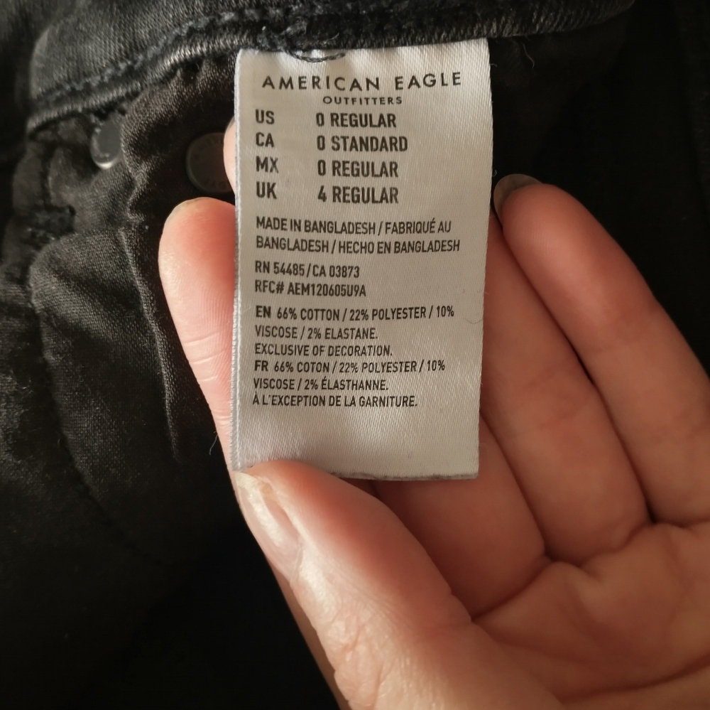 Black High-Waisted AE Jeans With Stylish Buttons - Picture 3 of 3
